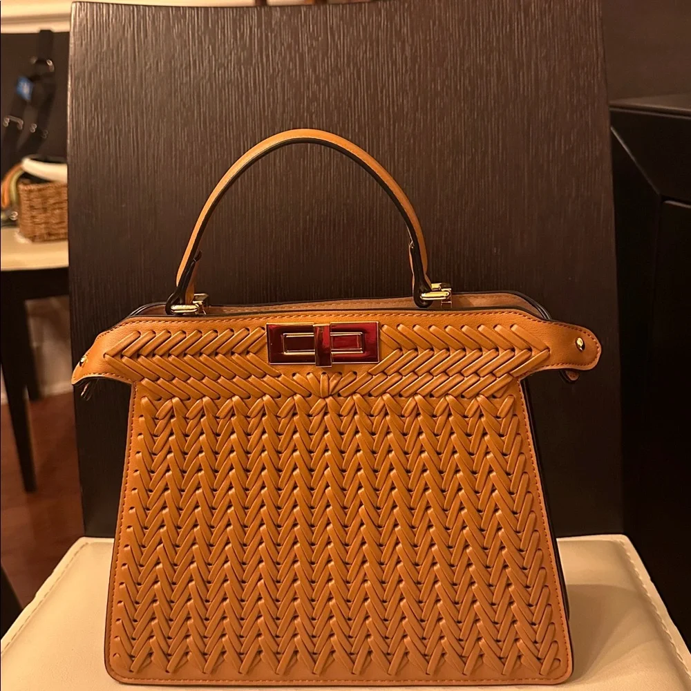 Elegant Tan Woven Handbag - Picture 3 of 9